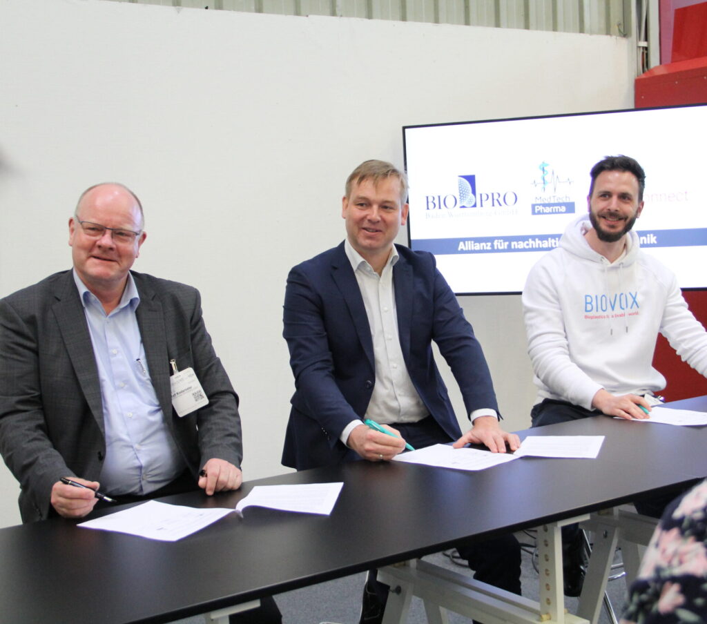 (v.l.n.r.) Prof. Dr. Ralf Kindervater (BIOPRO Baden-Württemberg), Dr. Jörg Traub (Forum MedTech Pharma e.V.), Dr. Julian Lotz (BIOVOX Connect) © Forum MedTech Pharma e.V.